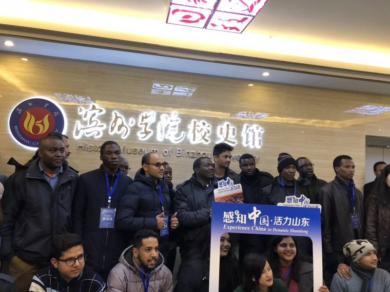 外国留学生参观校史馆